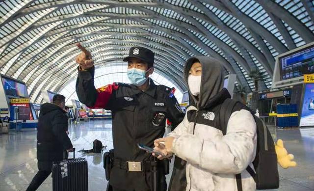 天津铁路公安处特警支队民警洛桑单巴服务旅客