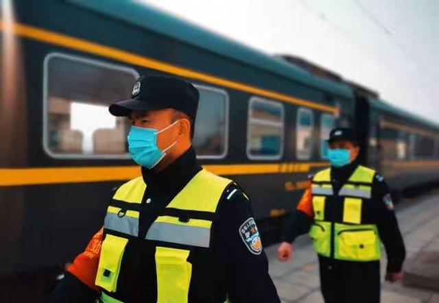 天津铁路公安处永清站派出所民警岳章元维护站车安全
