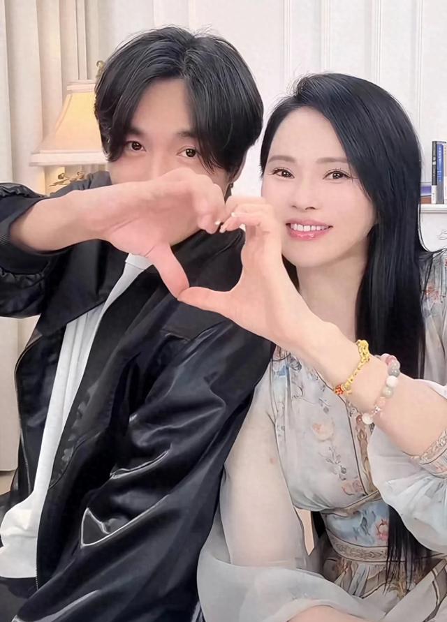 秦昊伊能静合照